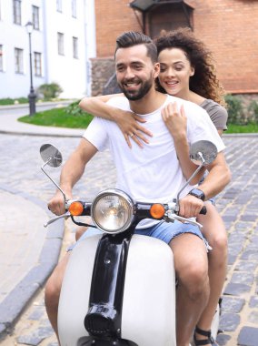 Genç çift sürme motosiklet City