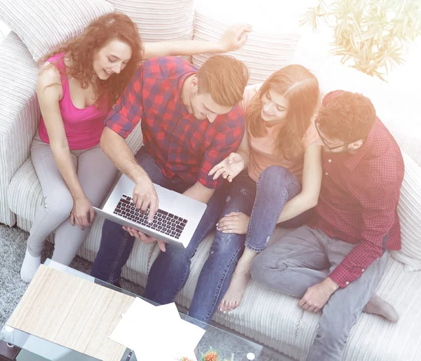 Blick von oben. Freunde sehen Video auf dem Laptop — Stockfoto