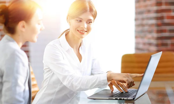 Nő menedzser megmutatja az ügyfél információkat a laptopon. — Stock Fotó