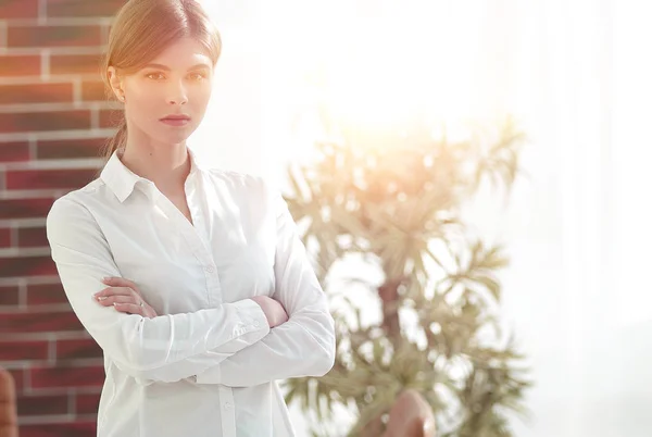 Selbstbewusste junge Frau am Schreibtisch — Stockfoto