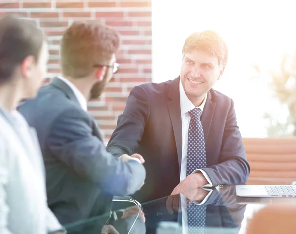 Apretón de manos de los colegas en el escritorio . — Foto de Stock