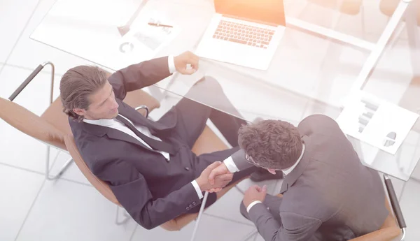 Vista desde el top.handshake colegas — Foto de Stock