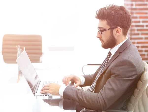 Zakenman werken in heldere kantoor, zit aan Bureau — Stockfoto