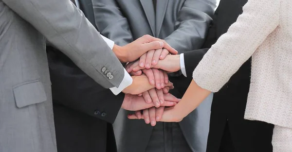 Fechar. equipe de negócios com as mãos apertadas juntas — Fotografia de Stock