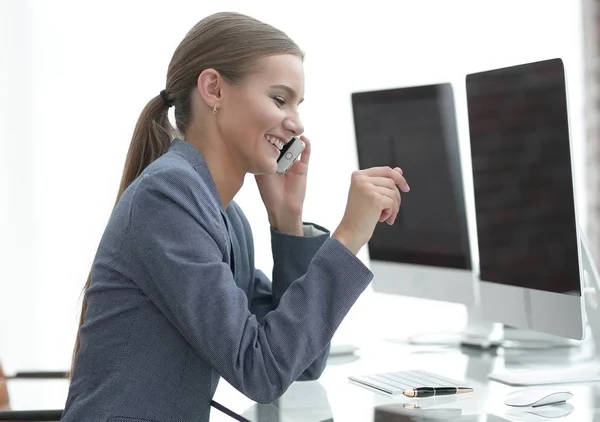 Mujer de negocios hablando en el teléfono inteligente —  Fotos de Stock