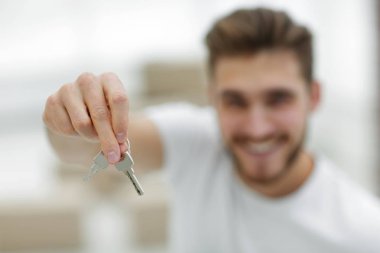 Yeni dairelerin anahtarları gösterilen closeup.man