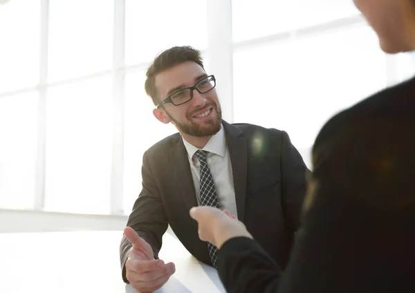 Due colleghi di lavoro seduti a un tavolo, con una riunione — Foto Stock