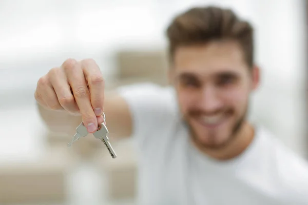 Nahaufnahme. Mann zeigt Schlüssel für neue Wohnungen — Stockfoto