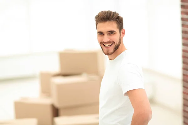 Usmívající se muž, který stojí v novém bytě — Stock fotografie