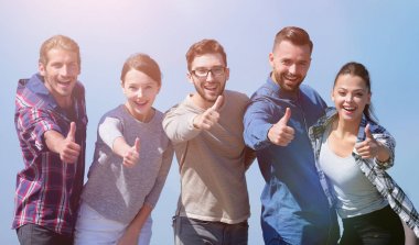 başparmak gösterilmesini gençlerin grup gülümseyen.