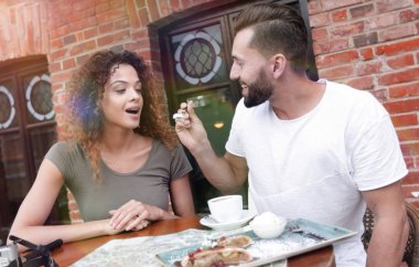 Açık havada kafede oturan Avrupa tatil Çift