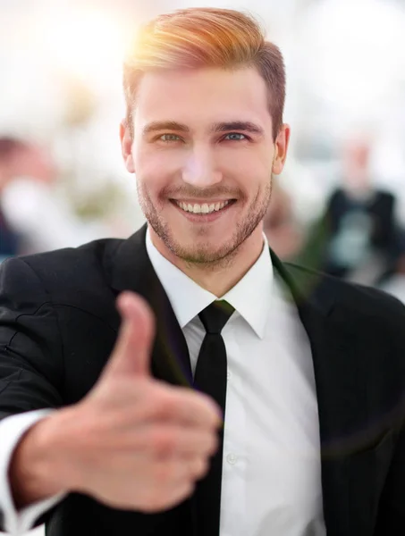 Retrato de hombre de negocios feliz mostrando el pulgar hacia arriba . —  Fotos de Stock