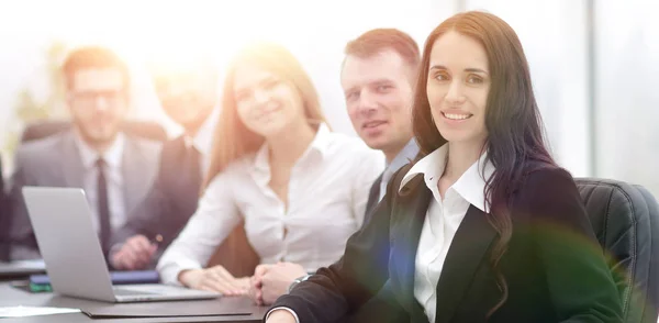 Mujer de negocios y equipo de negocios — Foto de Stock