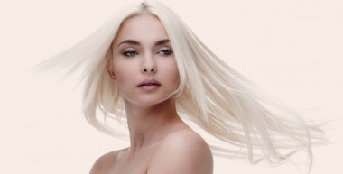 Güzel, bakımlı genç bir kadının yakın çekimi.