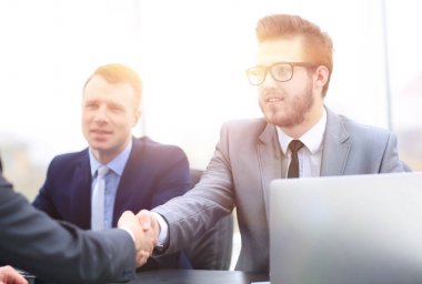 portre. el sıkışma Yöneticisi ve müşteri.