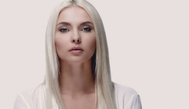 Sarışın düz saç ve dayt güzel bir kadınla Close-Up