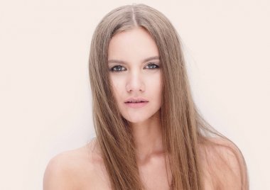 şık model kız kameraya.