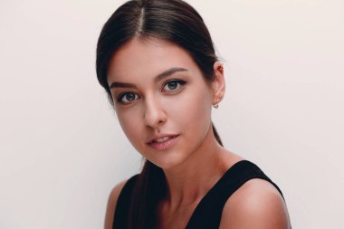 Sevimli genç bir kadın portresi. Gençlik ve cilt ca kavramı