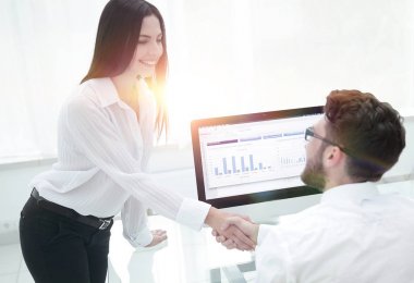 Çalışanlar birbirlerini masanın yakınında bir el sıkışma ile selamlıyorum