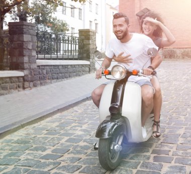 Genç çift sürme motosiklet City