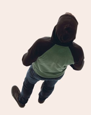 Yukarıdan görüntüleyin. Hipster aşağı bakıyor bir kukuleta ile ceket