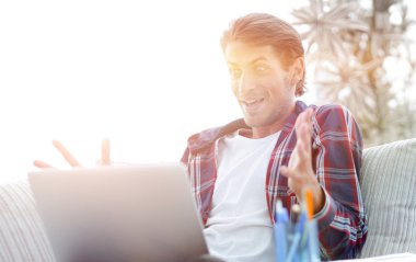 şaşırmış adam evden dizüstü bilgisayar ile çalışma. freelancing kavramı.