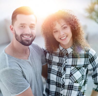 mutlu genç çift birbirlerine sarılıyor.