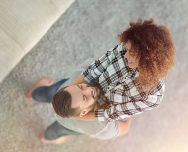 mutlu genç çift yeni daire exulting