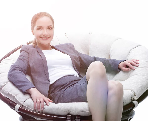 Zakenvrouw zitten in een ronde stoel rotan — Stockfoto