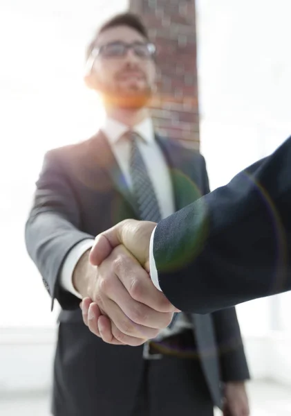 Líder de negócios apertando as mãos com o parceiro . — Fotografia de Stock