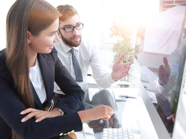 Business woman with a colleague sitting at a Desk — Stock Photo, Image