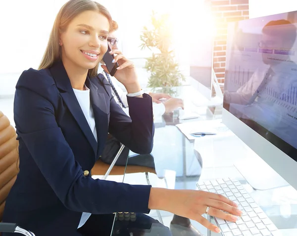 Primer plano de la mujer de negocios hablando en el teléfono inteligente , —  Fotos de Stock