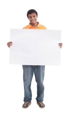 Tam uzunlukta beyaz arka plan gülümseyen genç Afrika adam