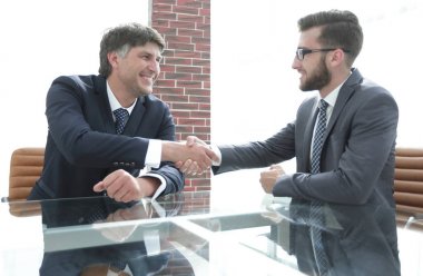 İş ortakları sözleşme tartıştıktan sonra el sallamak