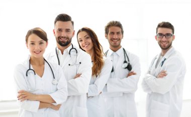 Doktorlar stajyerler başarılı bir grup portresi.