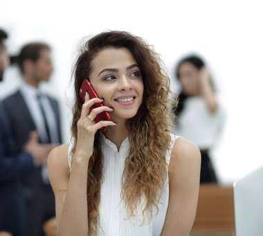 Yakın plan. Akıllı telefonlu bir iş kadını.