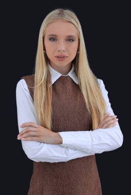 Kendine güvenen genç iş kadını portresi. karanlık bir arka plan üzerinde izole.