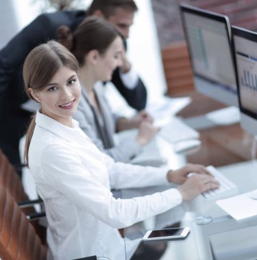 Masada oturan genç bir çalışan.