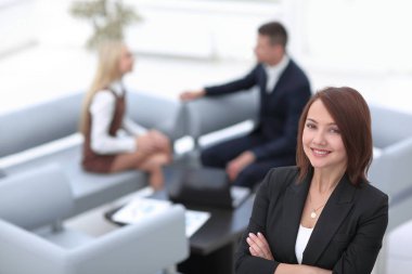 Bulanık arka planda başarılı genç iş kadını