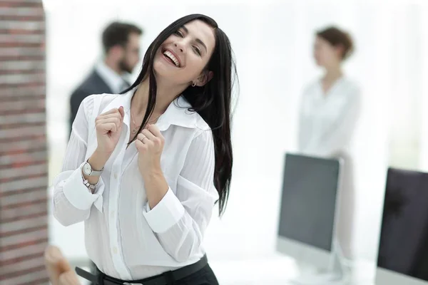 Feliz joven mujer de negocios en un fondo borroso oficina . —  Fotos de Stock