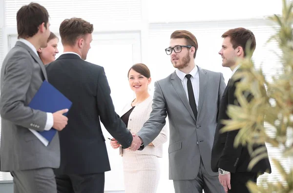 Рукостискання бізнес-партнерів в офісі — стокове фото