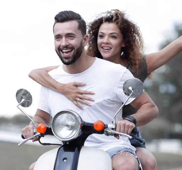 Pareja feliz conduciendo scooter emocionado en vacaciones de verano —  Fotos de Stock