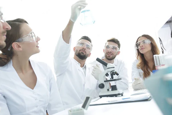 Grupo de trabajadores jóvenes están trabajando en el laboratorio de bioquímica , — Foto de Stock