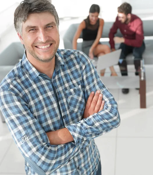 Усміхнений зрілий бізнесмен на передньому плані сорочки — стокове фото