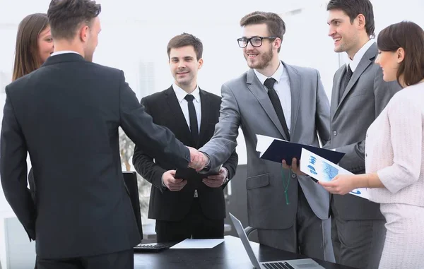 Handshake obchodních partnerů před finanční transakce — Stock fotografie