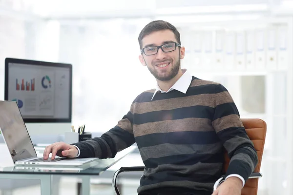 Zaměstnanec pracuje s marketingové programy — Stock fotografie