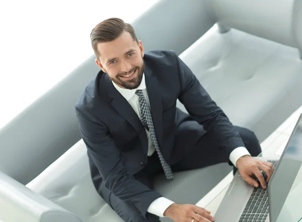 Vue du dessus de l'homme d'affaires travaillant sur ordinateur portable dans le bureau — Photo