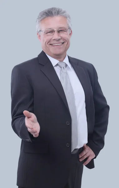 Uomo d'affari dai capelli grigi sorridente isolato su sfondo grigio . — Foto Stock