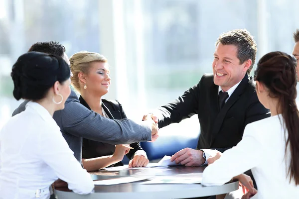 Due partner commerciali che si stringono la mano sulla riunione — Foto Stock