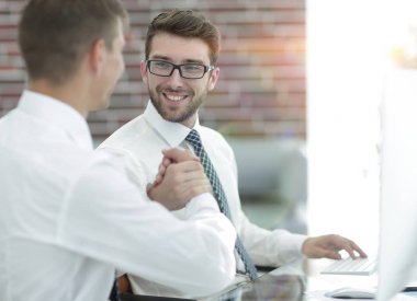 Modern bir ofiste el sıkışma müdürü ve müşterisi